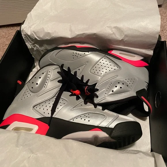Practically brand new Retro Jordan 6!! Nike Air Jordan 6 Retro [2024] Olympic White Midnight Navy  main image 3